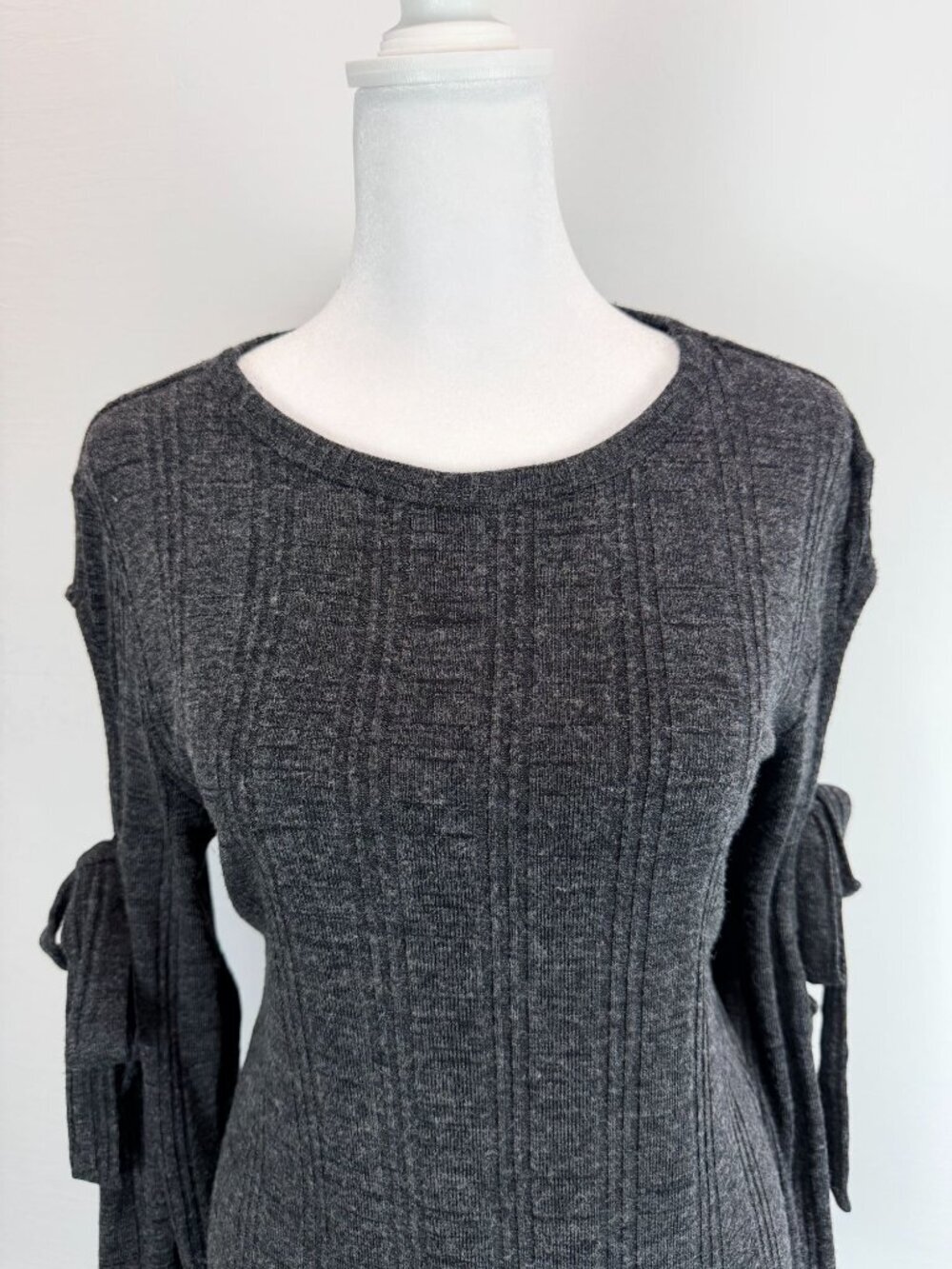 Doe & Rae Charcoal Gray Ribbed Knit Cold Shoulder Top With Tie Sleeves Womens S - Picture 5 of 12